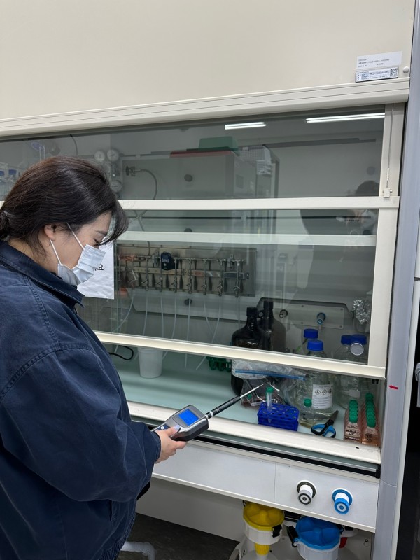 화학분석실 흄후드 성능 검사 실시